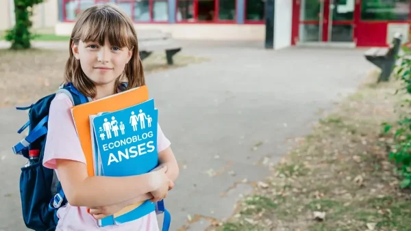 Estudiante de AUH o SUAF con libro de Anses