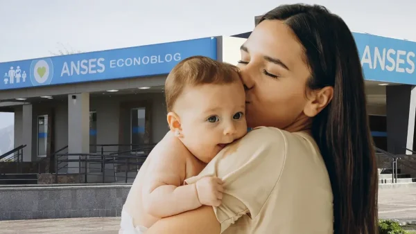 Madre de la AUH con su bebé en Anses