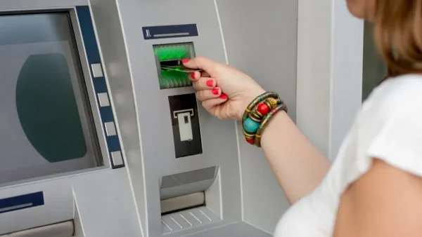 Mujer en un cajero automático