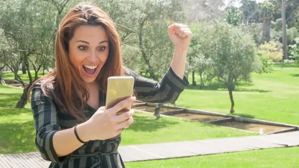 Mujer contenta con su celular