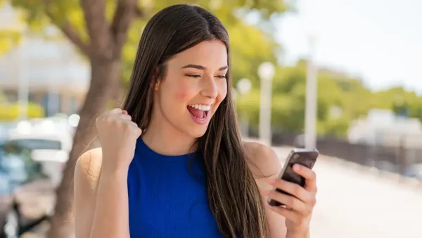 Mujer contenta con su celular