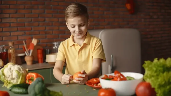 Niño comiendo fruta