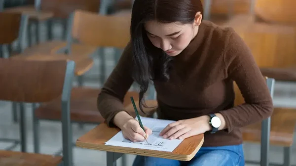 Estudiante haciendo una prueba