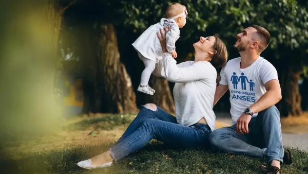 Familia del SUAF con remera de Anses