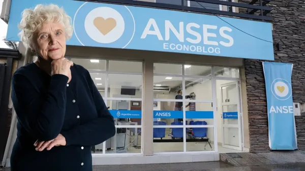 Jubilada pensando frente a la Anses