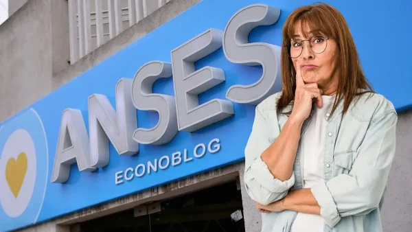 Mujer pensando frente a oficina de Anses