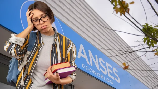 Estudiante triste en oficina de Anses