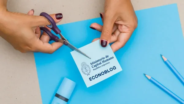 Tijeras cortando un papel de Capital Humano