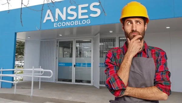 Trabajador con casco pensando frente a Anses