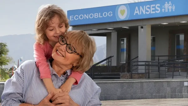 Abuela con su nieta de la AUH en Anses