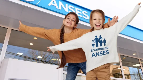 Niñas de la AUH con remera de Anses