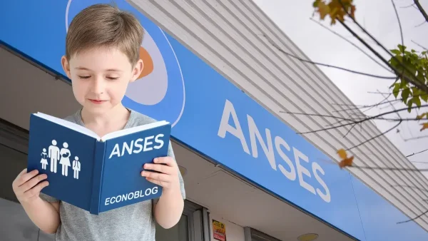 Chico de la AUH con libro de Anses