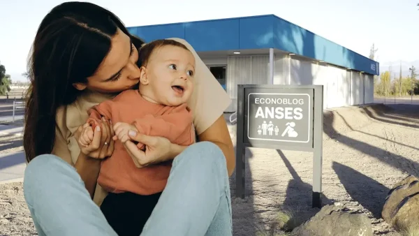 Madre con bebé en Anses junto a cartel de AUH y Asignación por Embarazo