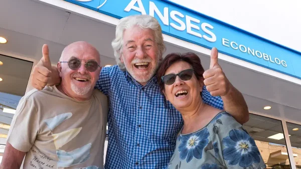 Jubilados contentos frente a la Anses