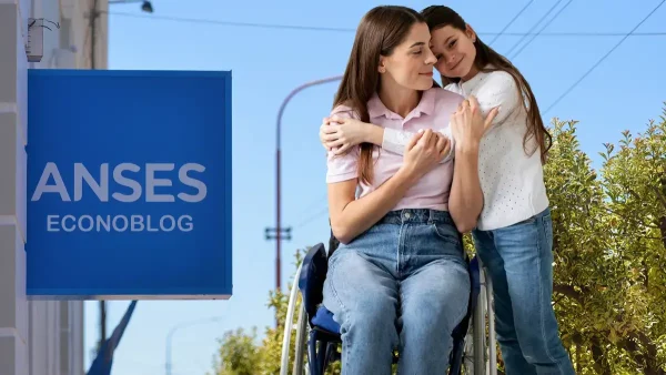 Beneficiaria de PNC con su hija en Anses