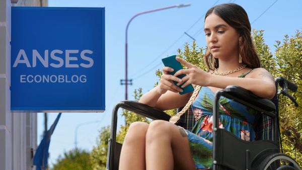 Titulares de PNC con su celular en Anses