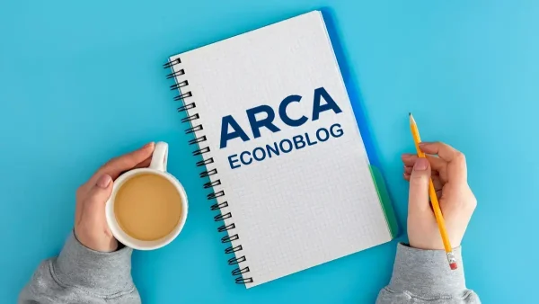 Taza de café con un cuaderno de ARCA