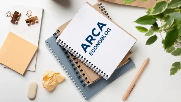 Cuaderno de ARCA en escritorio