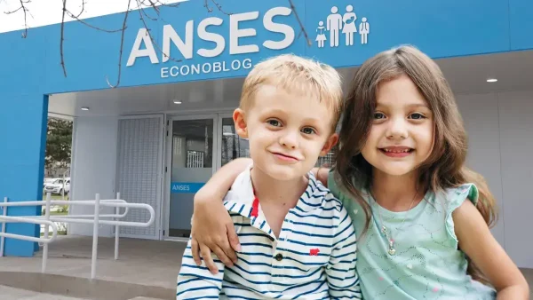 Dos niños de la AUH en Anses