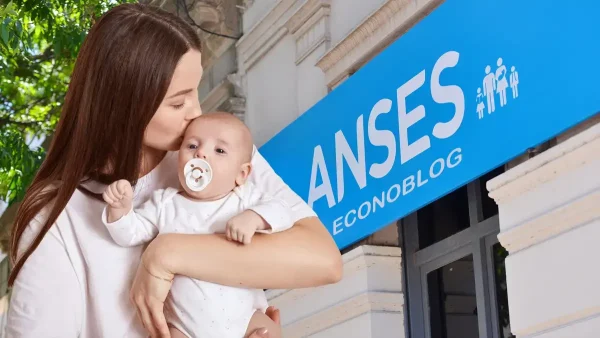 Madre de la AUH con su bebé en brazos frente a Anses