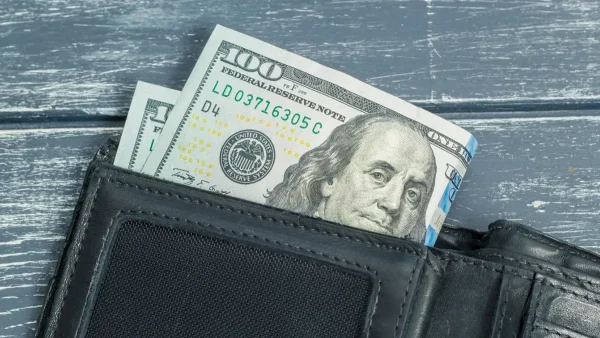 Billetera con dólares