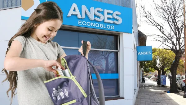 Chica con mochila de la AUH en Anses