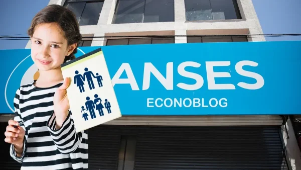 Niña con hija de AUH y SUAF frente a Anses