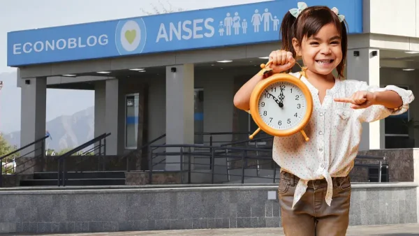 Niña con un reloj frente a cartel de AUH y SUAF de Anses