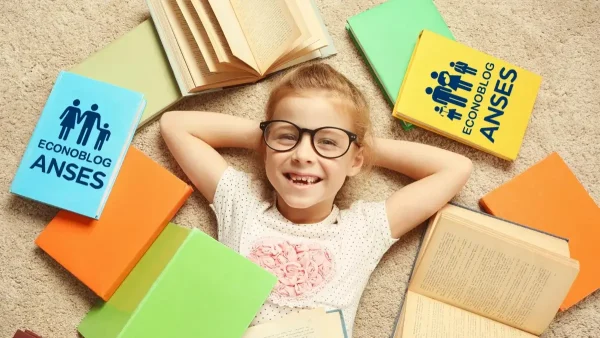 Niña entre libros de Anses para SUAF y AUH