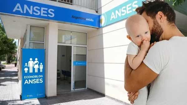 Padre de la AUH con su bebé en Anses