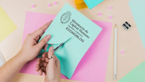 Cortando papel de Capital Humano con tijeras