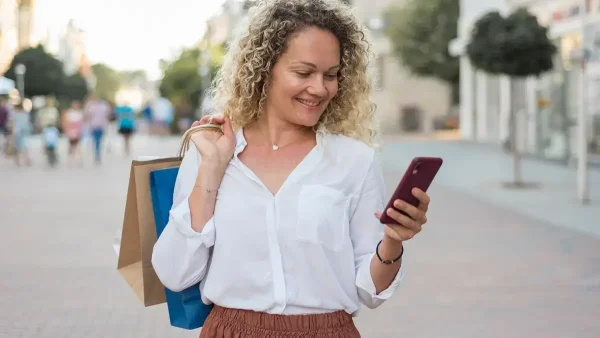 Mujer contenta con su celular