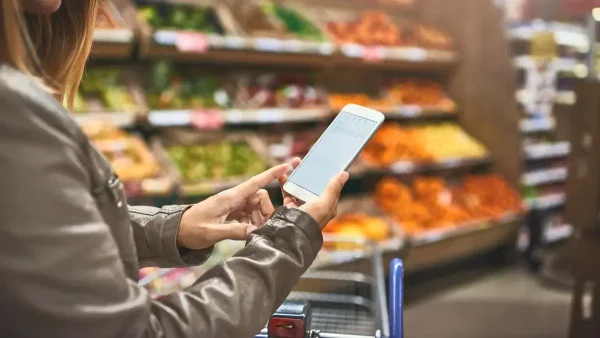 Comprando en el supermercado con el celular