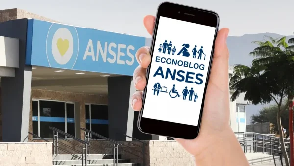 Mano sosteniendo un celular en Anses