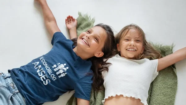Chicos de la AUH con remera de Anses