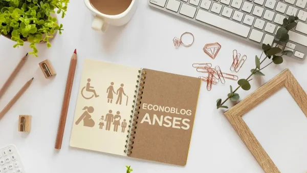 Cuaderno de la Anses sobre un escritorio