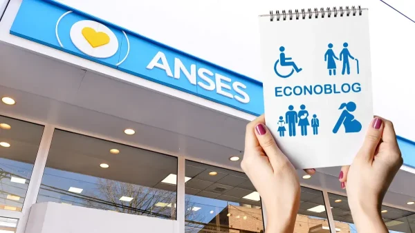 manos sosteniendo un cuaderno de Anses