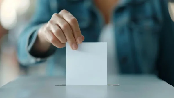 Mujer votando en las elecciones