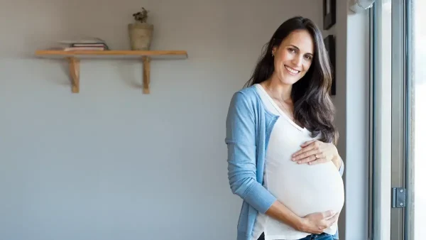 Mujer embarazada feliz