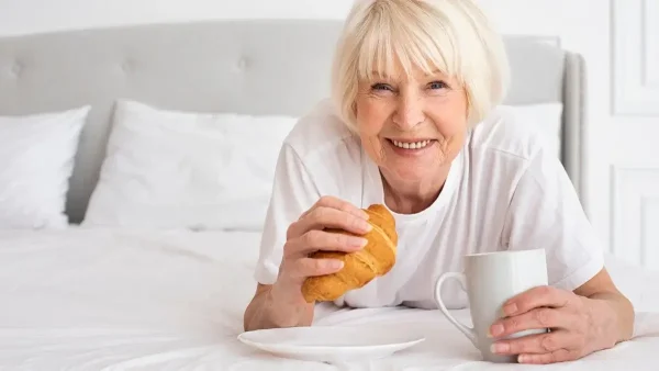 Jubilada desayunando en la cama