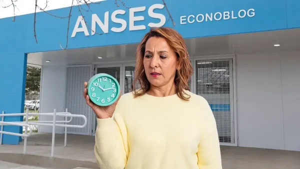 Jubilada preocupada con un reloj en Anses