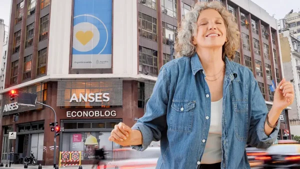 Jubilada contenta bailando en Anses