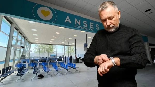 Jubilado esperando mirando su reloj en Anses