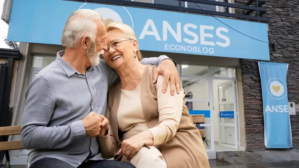 Jubilados abrazados en Anses