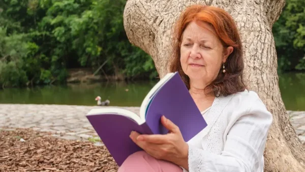 Mujer mayor leyendo un libro