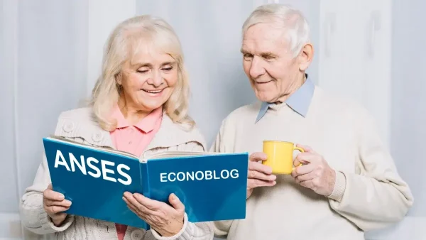 Dos jubilados leyendo un libro de Anses