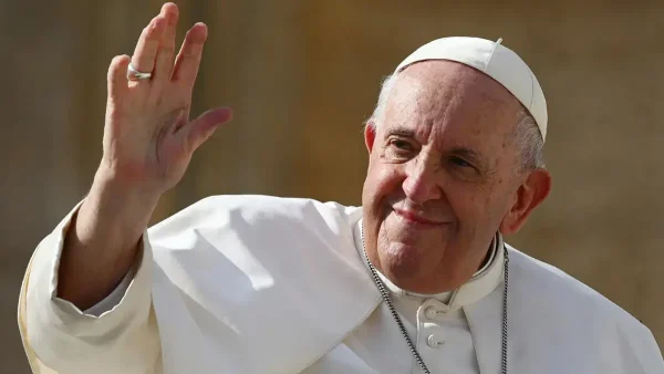 Papa Francisco saludando