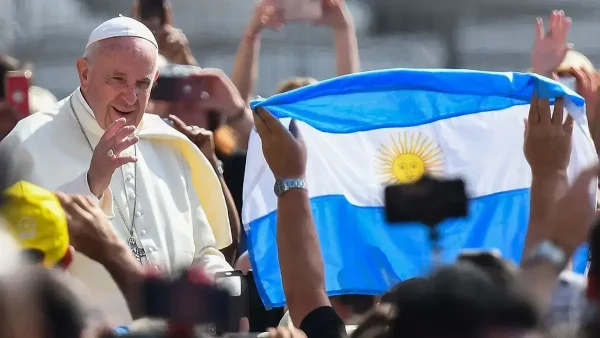 Papa Francisco con la bandera argentina