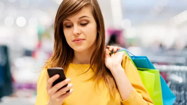 Mujer pensando con su celular
