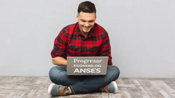 Estudiante con una computadora de Progresar y Anses